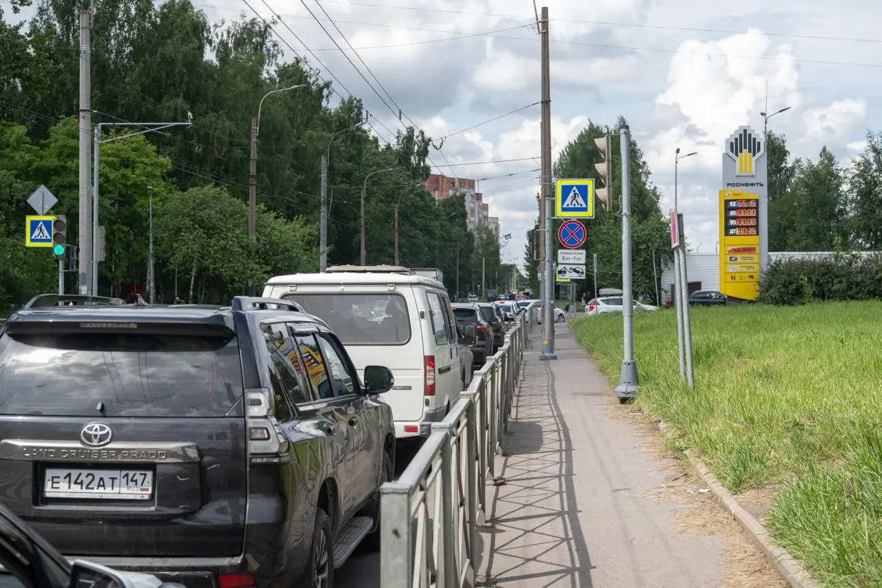 Несмотря на разрешение временно продавать в России бензин стандарта Евро‑3, петербургские заправки утверждают, что получают Евро‑5 и советуют водителям сверять сопроводительные документы; ограничения связаны с атаками на нефтеперерабатывающие заводы.
