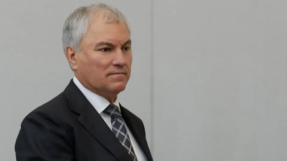 Вячеслав Володин предложил расширять городской электротранспорт как ответ на дефицит топлива; депутаты одновременно призвали автомобилистов «потерпеть», пока действуют лимиты и падает производство бензина.