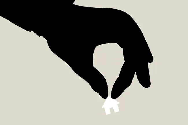 С 1 сентября 2026 года суды смогут арестовывать имущество россиян, находящихся за рубежом, как обеспечительную меру по административным делам. Инструкция — кто может попасть под действие закона, какие есть риски и как переписать или продать недвижимость дистанционно.