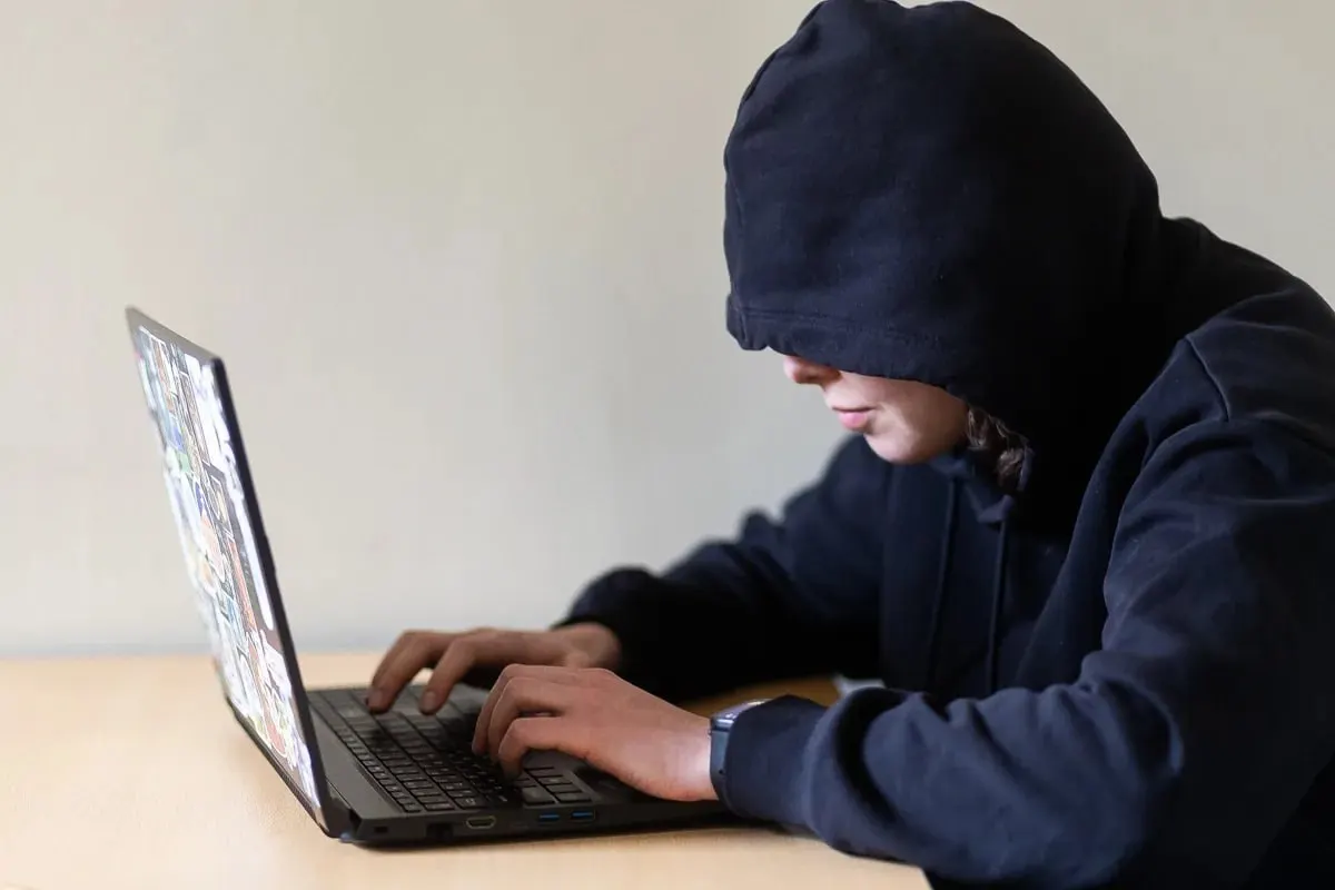 Депутаты предлагают ввести через суд индивидуальные охранные ордера, которые запретят преследователям приближаться к жертве, посещать её привычные места и выходить с ней на связь; законопроект направили на оценку в правительство, возможная дата вступления — 1 января 2027 года.