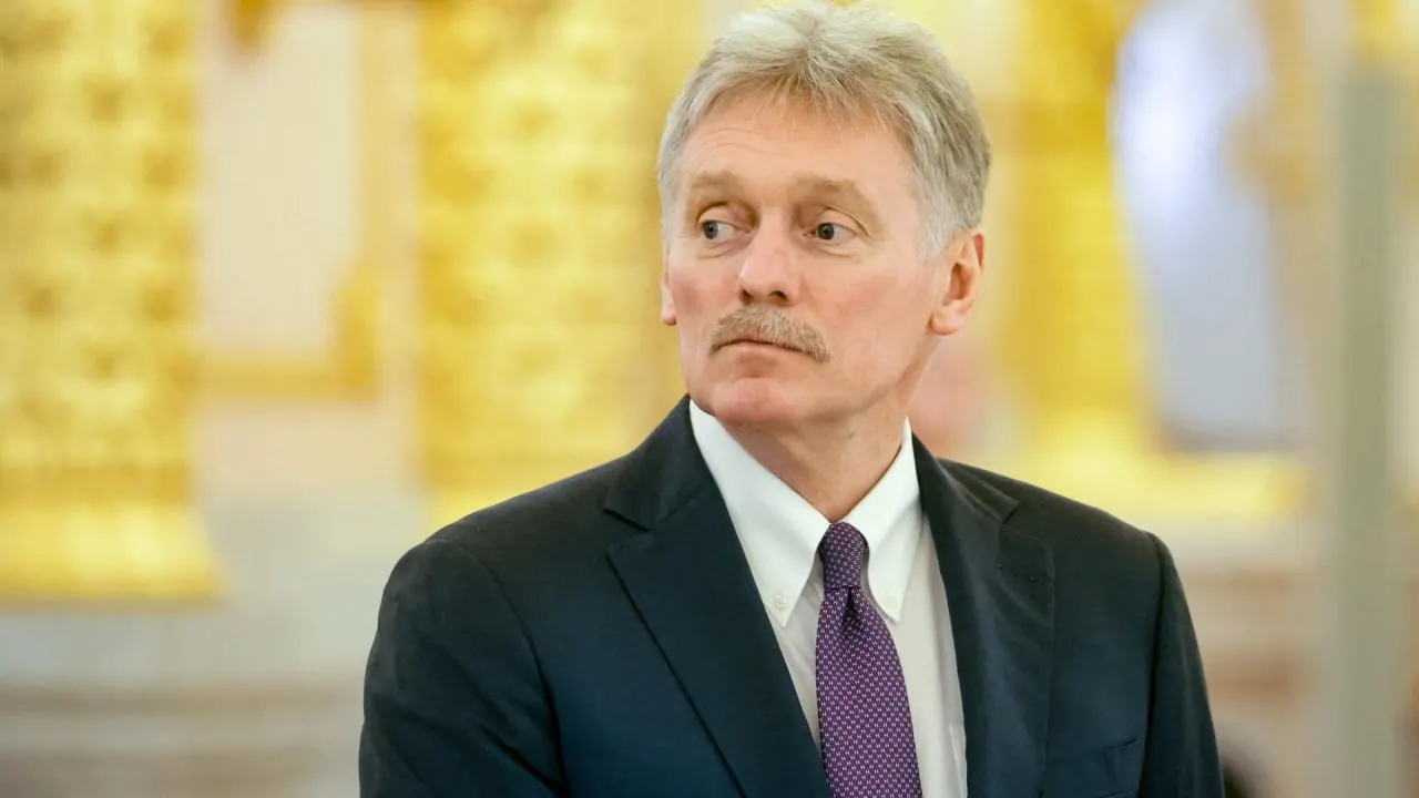 Пресс‑секретарь президента заявил, что вовлечение западных стран и их спутниковых возможностей превратило спецоперацию в полноценный военный конфликт; удары по гражданской инфраструктуре он назвал террористическими, при этом Россия якобы готова к переговорам.