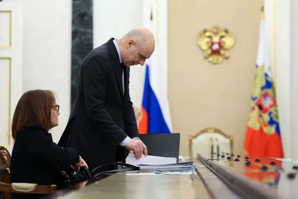 Госдума разрешила Минфину оперативно увеличивать расходы и наращивать госдолг сверх прежних лимитов. Это снижает прозрачность фискальной политики, повышает расходы по обслуживанию долга и делает инвестиционный климат более рискованным.