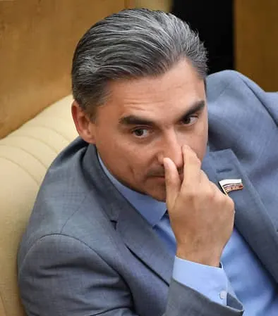 Депутат Андрей Свинцов заявил, что мессенджер может продолжить работу в РФ, если откроет представительство, перенесёт хранение данных в Россию и начнёт сотрудничать со спецслужбами. Пользователям рекомендовано временно воздержаться от финансовых операций внутри платформы; ФСБ предъявила Дурову заочное обвинение в содействии террористической деятельности.