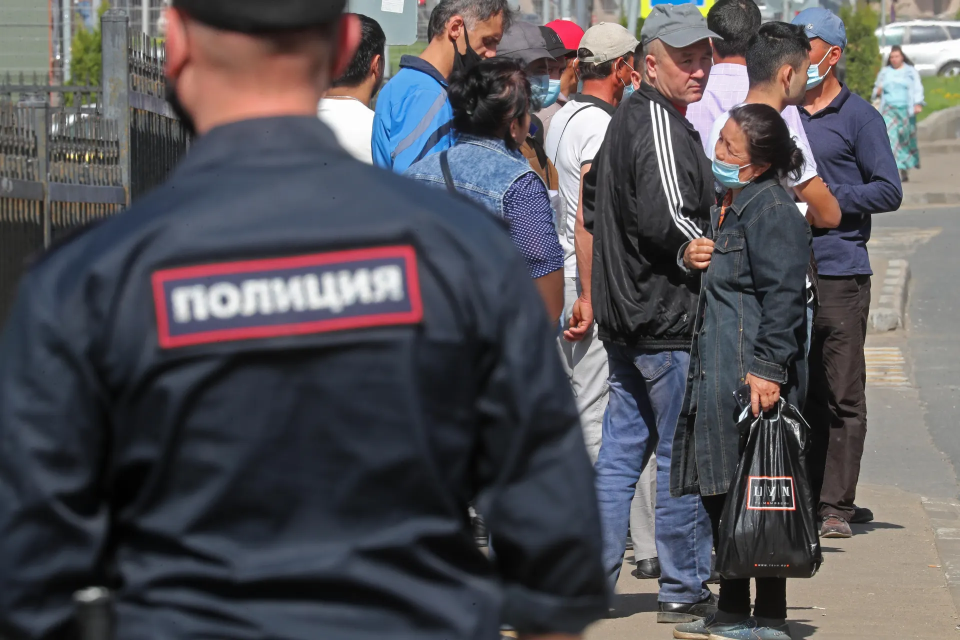 Правительство подготовило поправки к закону об обязательной депортации: в список нарушений, за которые иностранца будут выдворять без альтернатив, хотят добавить дискриминацию и неповиновение законному требованию пограничника. Законопроект разработал МВД и прошёл первое чтение в Госдуме.