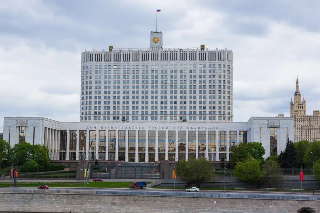 Законопроект расширяет перечень преступлений, при которых людям с судимостью или обвиняемым (при приостановке дела по ходатайству воинского командования) можно будет подписывать военные контракты в период мобилизации, военного положения или войны. Одновременно сохраняются запреты для обвиняемых и осуждённых по ряду тяжких преступлений.