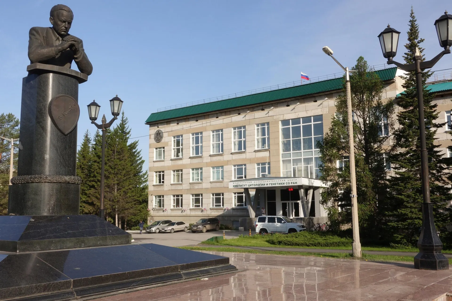 Федеральный закон и сопутствующее постановление, вступающие в силу 1 сентября 2026 года, вводят жесткий контроль за вывозом и публикацией генетических данных; учёные предупреждают о рисках для исследований, публикаций и возможном уголовном преследовании.