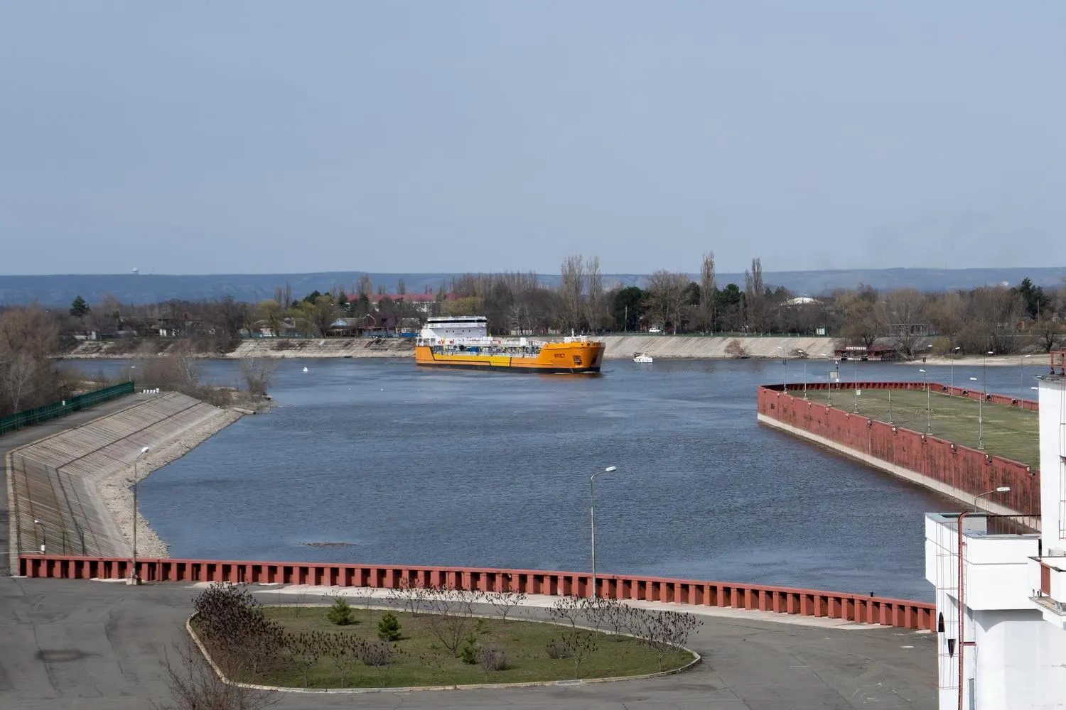 Навигация по каналу временно остановлена после ударов беспилотников по десяткам судов. Остановка может затронуть до четверти вывоза пшеницы через Азовское море и осложнить снабжение Крыма топливом.