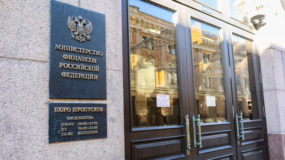 После 2022 года госдолг России вырос на 68%, а расходы на обслуживание активизируют долговую спираль: процентные выплаты уже втрое выше уровня 2021 года, к 2028 году они могут приблизиться к 10 трлн рублей. Эксперты предлагают установить предельный уровень долга в 40% ВВП и предупредительный ориентир в 30% ВВП.