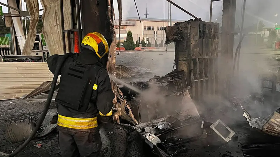 В результате ночного налёта по Днепропетровской области повреждены пять автозаправок, есть погибшая и раненые. Одновременно в России наблюдается резкий дефицит топлива, рост цен и экстренный импорт.
