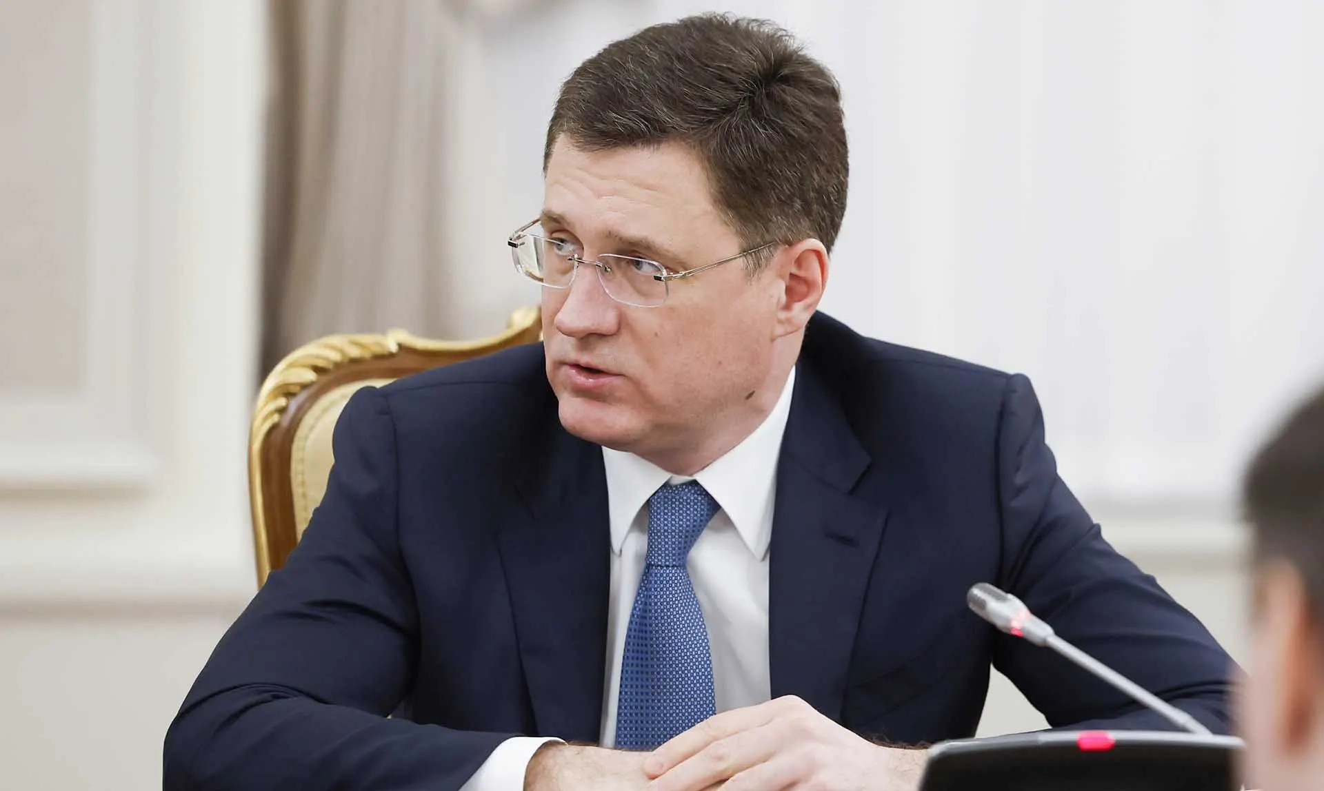 Вице‑премьер заявил, что в стране в целом достаточно бензина и дизеля; единичные перебои на отдельных заправках связывают с логистикой, их оперативно устраняют. Федеральный штаб по топливу контролирует ситуацию, в ряде регионов введён режим повышенной готовности.