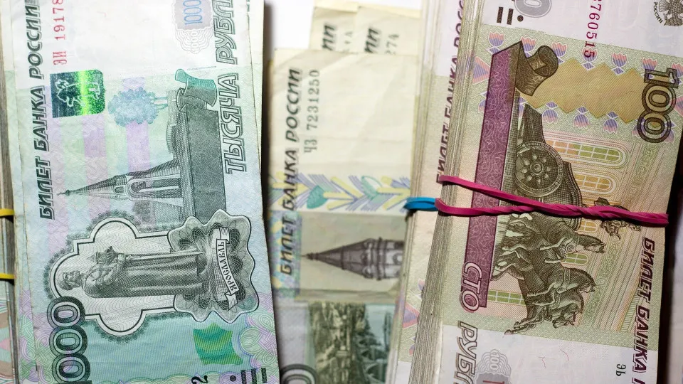 С 1 по 16 июля объём наличных в обращении вырос на 513 млрд рублей. Вкладчики снимают деньги быстрее, банки активнее берут деньги у Центробанка — это повышает риски для стабильности банковской системы.