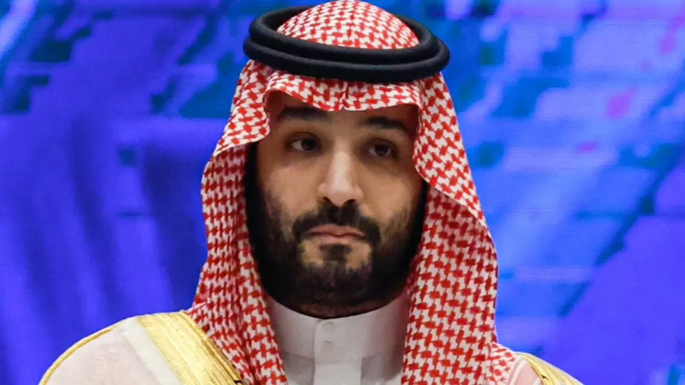 Резкое сокращение официальных цен на Arab Light направлено на привлечение покупателей в Азии после открытия Ормузского пролива; это вызвало значимое падение котировок Brent и Urals и усилило бюджетное давление в России.