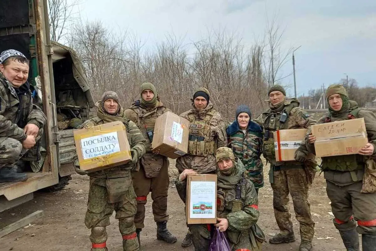 Волонтёры из разных регионов сообщают о дефиците бензина: выезды в зону СВО сокращаются, помощь передают попутными машинами, собирают деньги на канистры и просят поддержки для заправок.