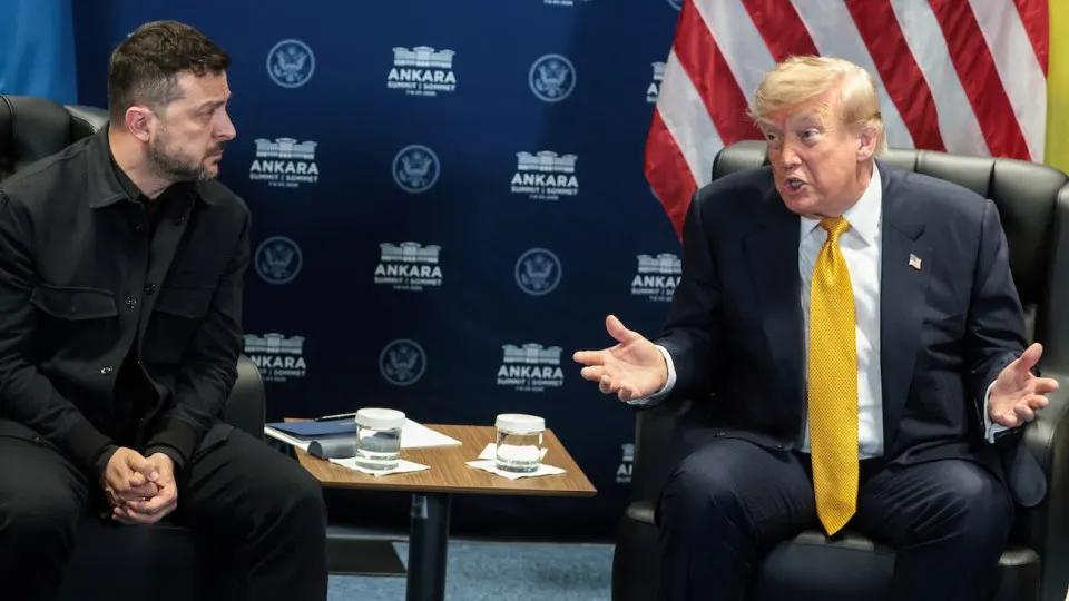 На саммите НАТО в Анкаре Дональд Трамп заявил, что поддерживает удары по российским нефтезаводам, оборонным предприятиям и трубопроводам, назвав это «эскалацией», которая может способствовать завершению конфликта.