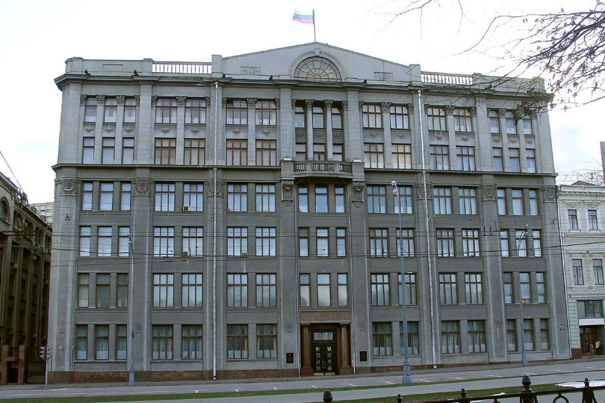 В администрации президента рекомендовали крупным провластным СМИ ограничить публикацию фото и видео последствий атак ВСУ по российской территории и уделять больше места материалам о результатах российских ударов; некоторые телеграм‑каналы уже изменили практику.
