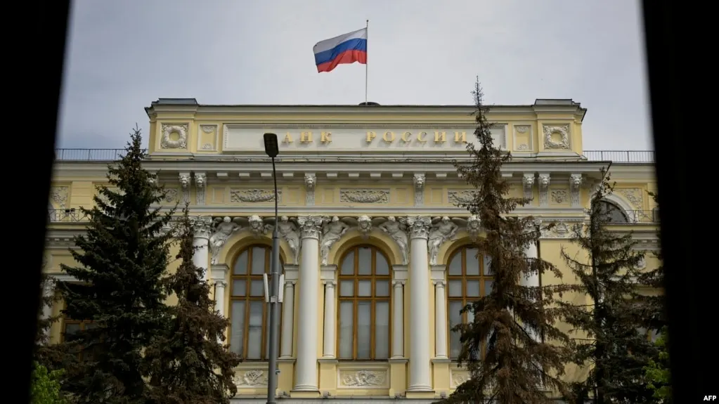 Банк России расширил перечень криптовалют, доступных на биржах: Bitcoin, Ethereum и Tether USDT. Новые правила устанавливают лимит для неквалифицированных инвесторов и требуют тестирования рисков. Закон вступит в силу 1 сентября 2026 года.