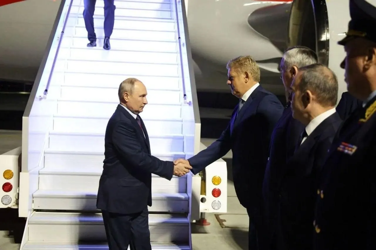 Президент России прибыл в Новосибирск для участия в открытии СКИФ — Сибирского кольцевого источника фотонов.