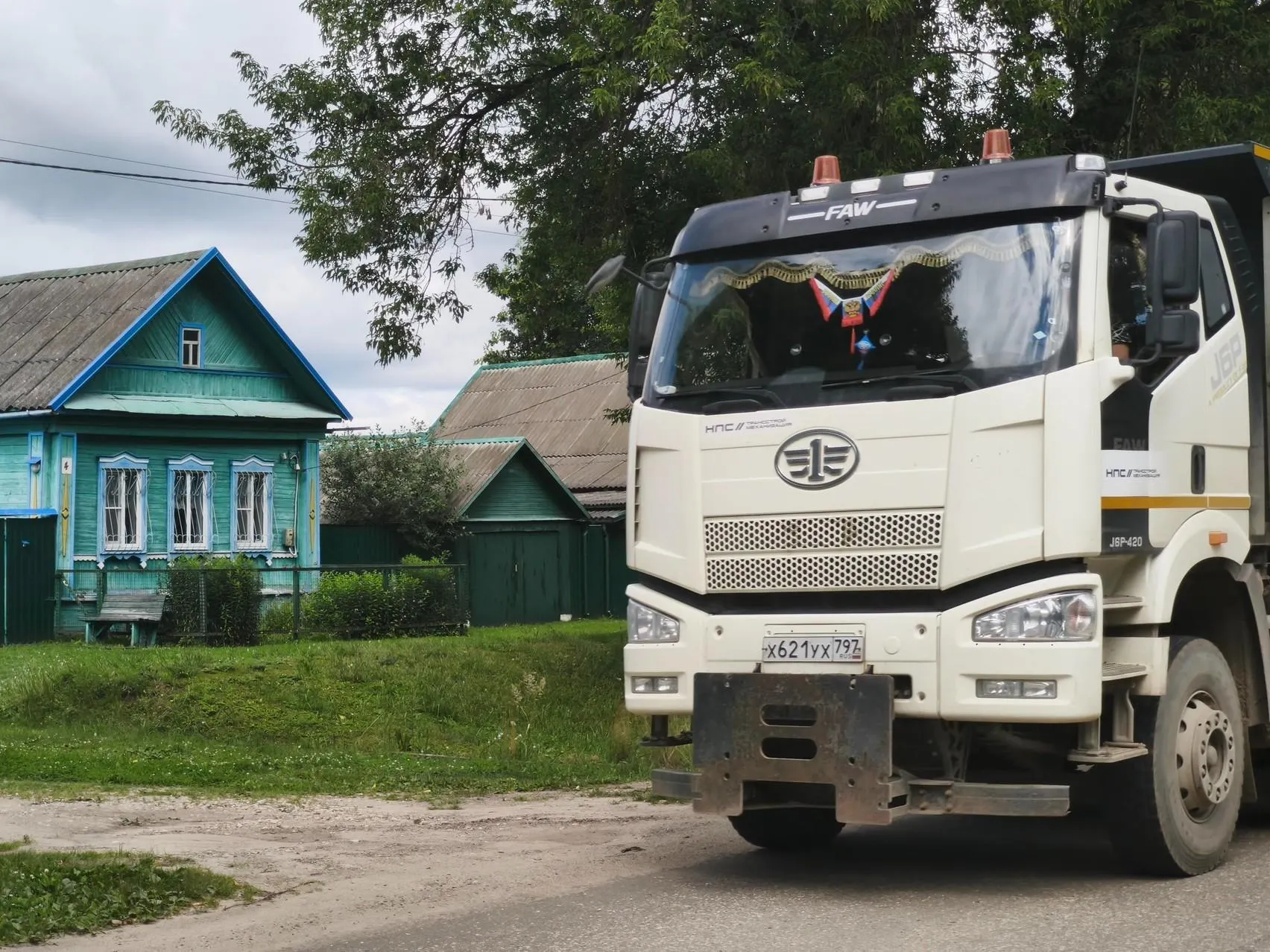 Деревни на пути скоростной магистрали сталкиваются с изъятием домов и новым транспортным потоком — репортаж о том, как люди выживают в условиях масштабного строительства.