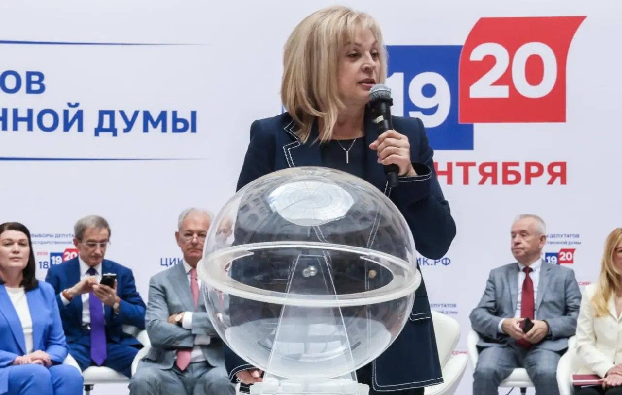 Аналитик по выборам рассмотрел распределение мест в бюллетенях за последние 21 год и отметил, что первая позиция у власти встречается в значительной доле региональных кампаний; различия по годам и регионам приводят к неоднозначной статистике.