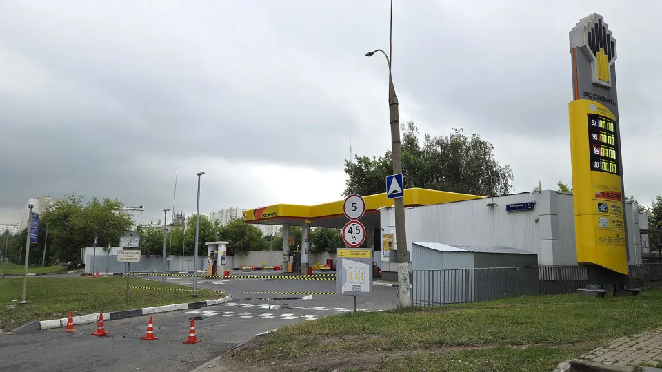 Из-за атак на нефтеперерабатывающие заводы и нарушений поставок топливо становится дефицитным: сотни АЗС закрываются, регионы сталкиваются с дефицитом и ростом цен.