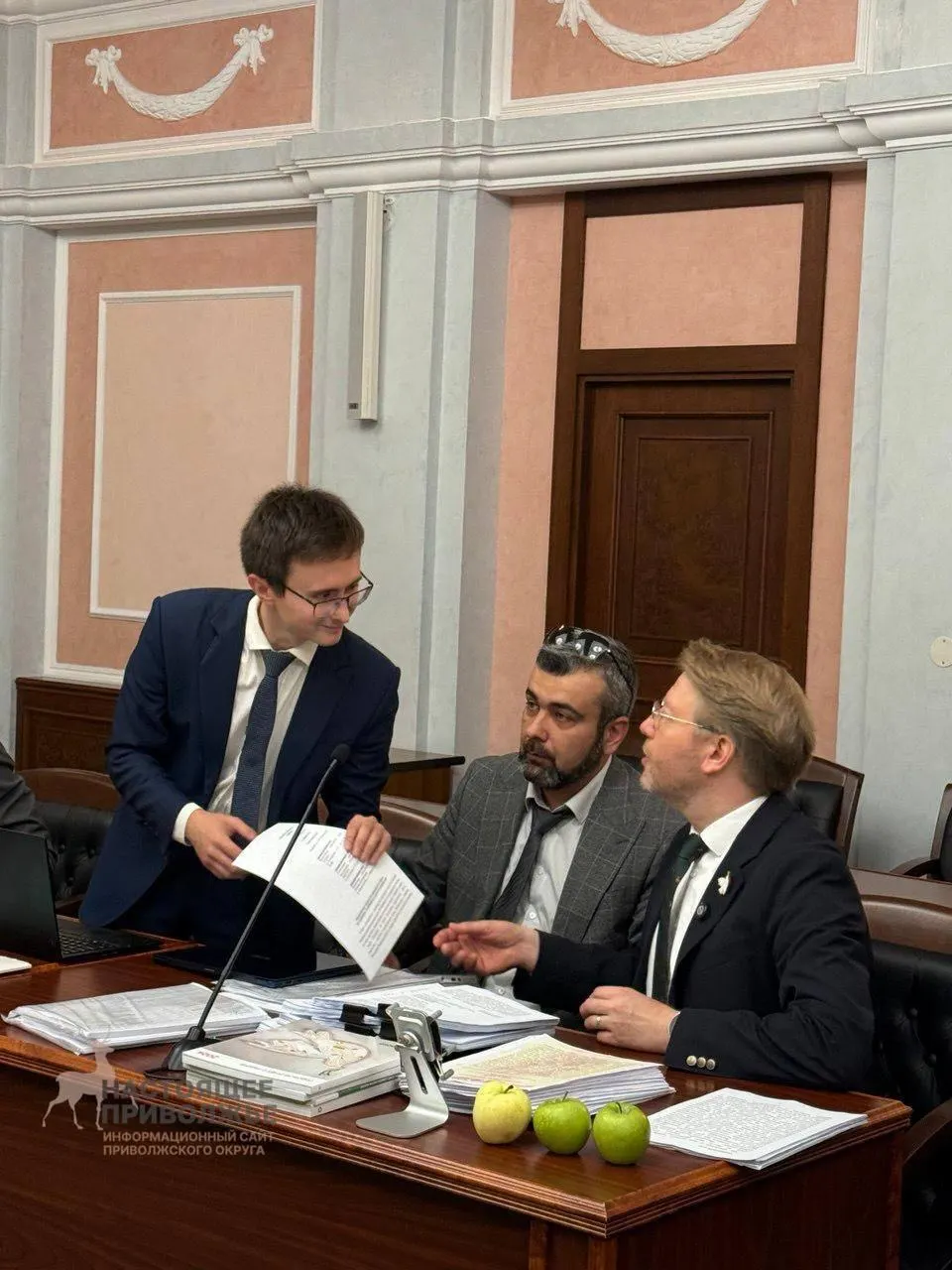 Суд указал на основания снятия: нарушения авторских прав, использование материалов без согласия правообладателей и иностранное финансирование кампании; часть претензий отклонена.