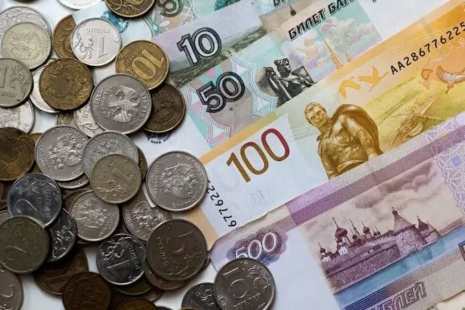 В Республике Коми базовый оклад учителей планируется довести до уровня МРОТ не ранее 1 января 2027 года; текущие выплаты зависят от бюджета региона.
