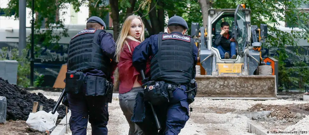 Десятки протестующих задержаны возле здания Верховного суда Москвы; суд рассматривает апелляцию партии «Яблоко» на недопуск её списка к выборам.