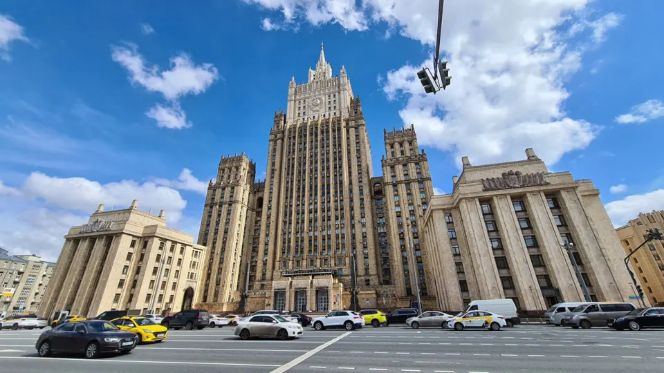 Россия заявляет, что заморозка конфликта возможна лишь после устранения корневых причин кризиса; Москва критикует запад и заявляет о готовности достигать целей дипломатическими средствами.