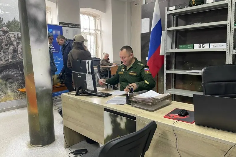 Официальные лица опровергли слухи о мобилизации; отмечено, что контрактная система функционирует, и за первые полгода 2026 года заключено около 200 тысяч контрактов с Минобороны. Эксперты считают распространение подобных материалов попыткой давления на общество.