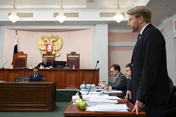Конкурент по одномандатному округу заявил об использовании материалов без разрешения правообладателей; суд отменил регистрацию Матвеева, он намерен обжаловать решение.