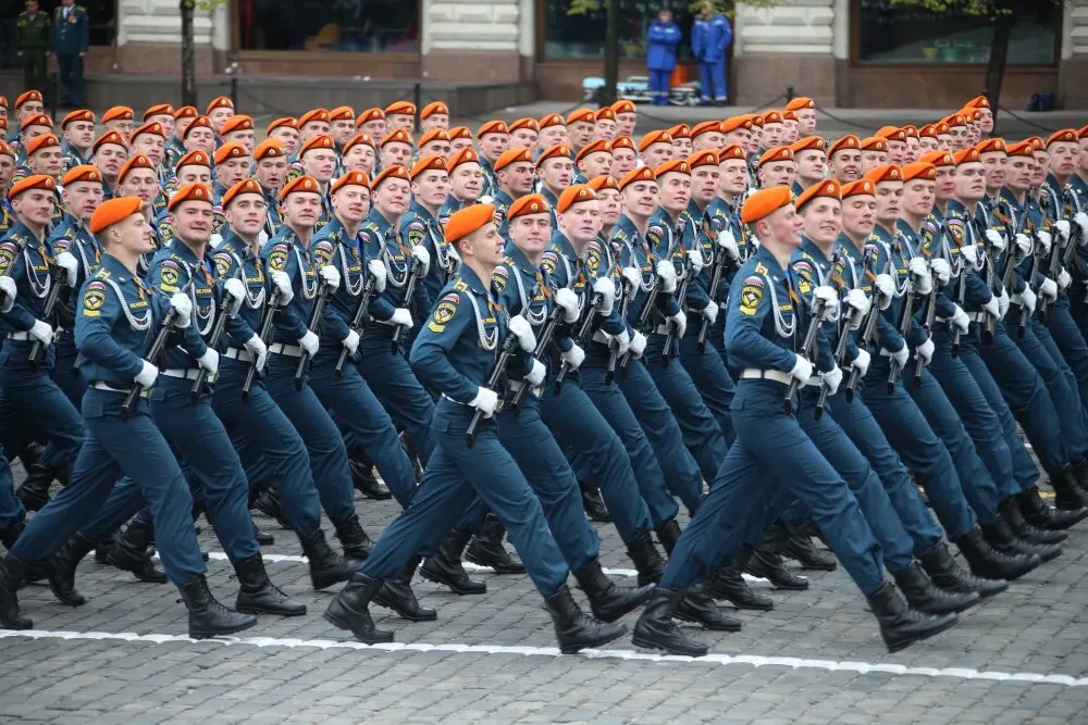 Законопроект позволяет сотрудникам спасательных формирований МЧС применять физическую силу и огнестрельное оружие в целях защиты жизни и задержания угроз, с ограничениями и необходимостью допподготовки.