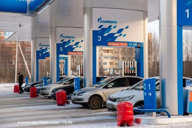 Газпромнефть сняла лимиты на заправках в нескольких регионах России: теперь можно заправляться в любом объёме, оплата — после заправки.