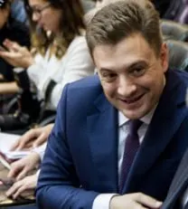 Коммунист Камнев обратился к главе Минпромторга с просьбой снизить стоимость автомобилей АвтоВАЗа на внутреннем рынке после обнаружения более низких цен за пределами страны, включая Белоруссию.