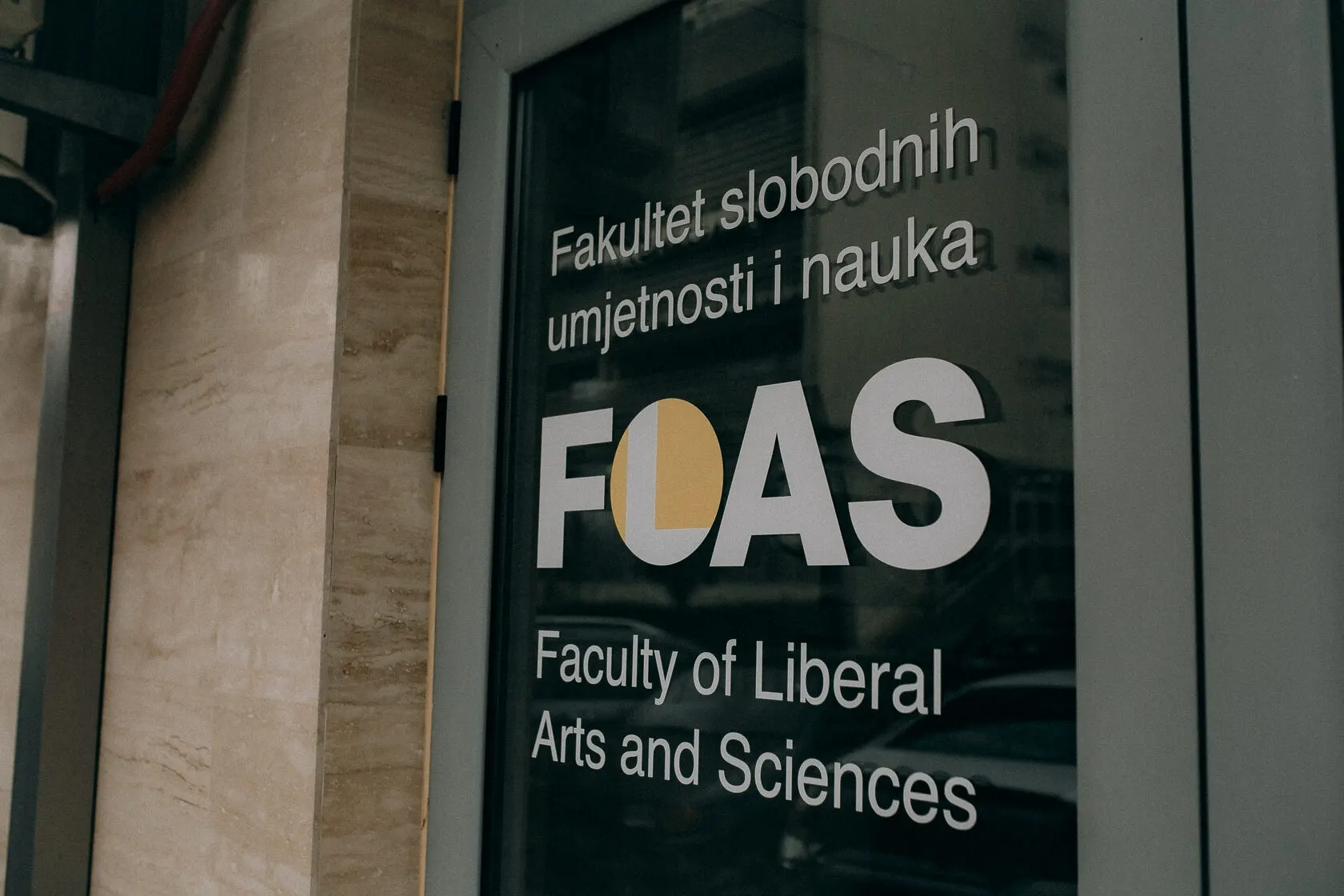 Независимое учебное заведение FLAS оказалось в списке запретных организаций; обсуждаются последствия для работы факультета, а руководство обещает продолжать обучение за пределами России.