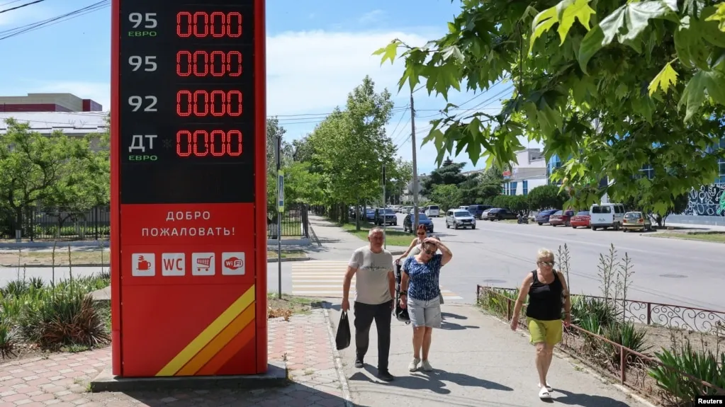 В регионе наблюдаются перебои поставок топлива: жители вынуждены стоять в долгих очередях на заправках.