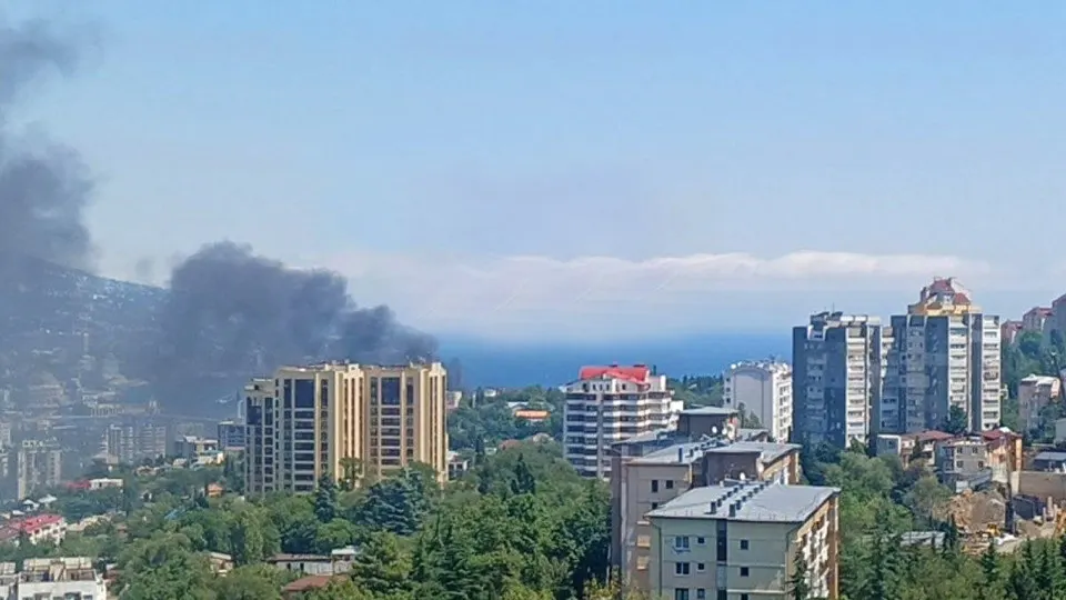 Побережье Ялты подверглось атаке беспилотников; на набережной вспыхнул пожар в одном из заведений, власти призывают граждан соблюдать безопасность и соблюдать эвакуацию.