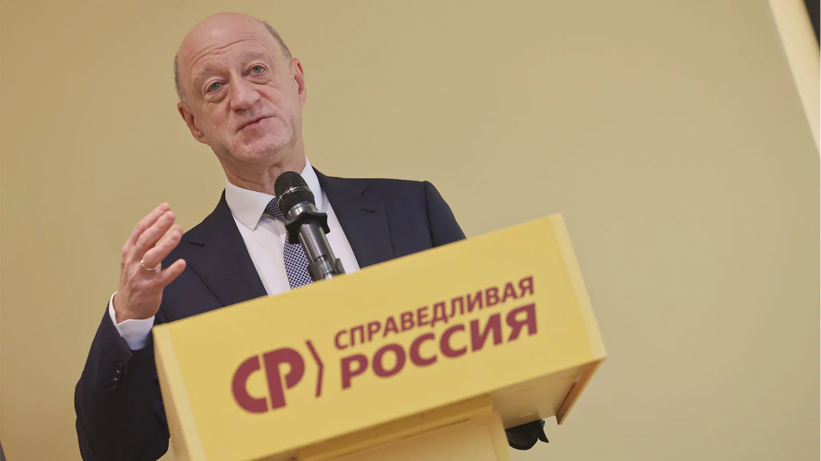 Назначение нового лидера обсуждается на фоне проблемы со здоровьем Сергея Миронова: кандидатом называют Александра Бабакова с поддержкой высших эшелонов власти.