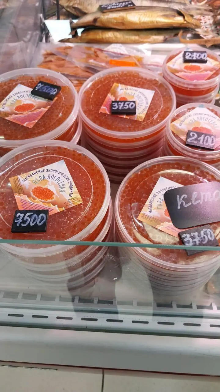 На побережьях Камчатки, Сахалина, Магаданской области и соседних регионах зафиксировано резкое снижение уловов лосося и икры; ситуация сопровождается ростом цен на икру.