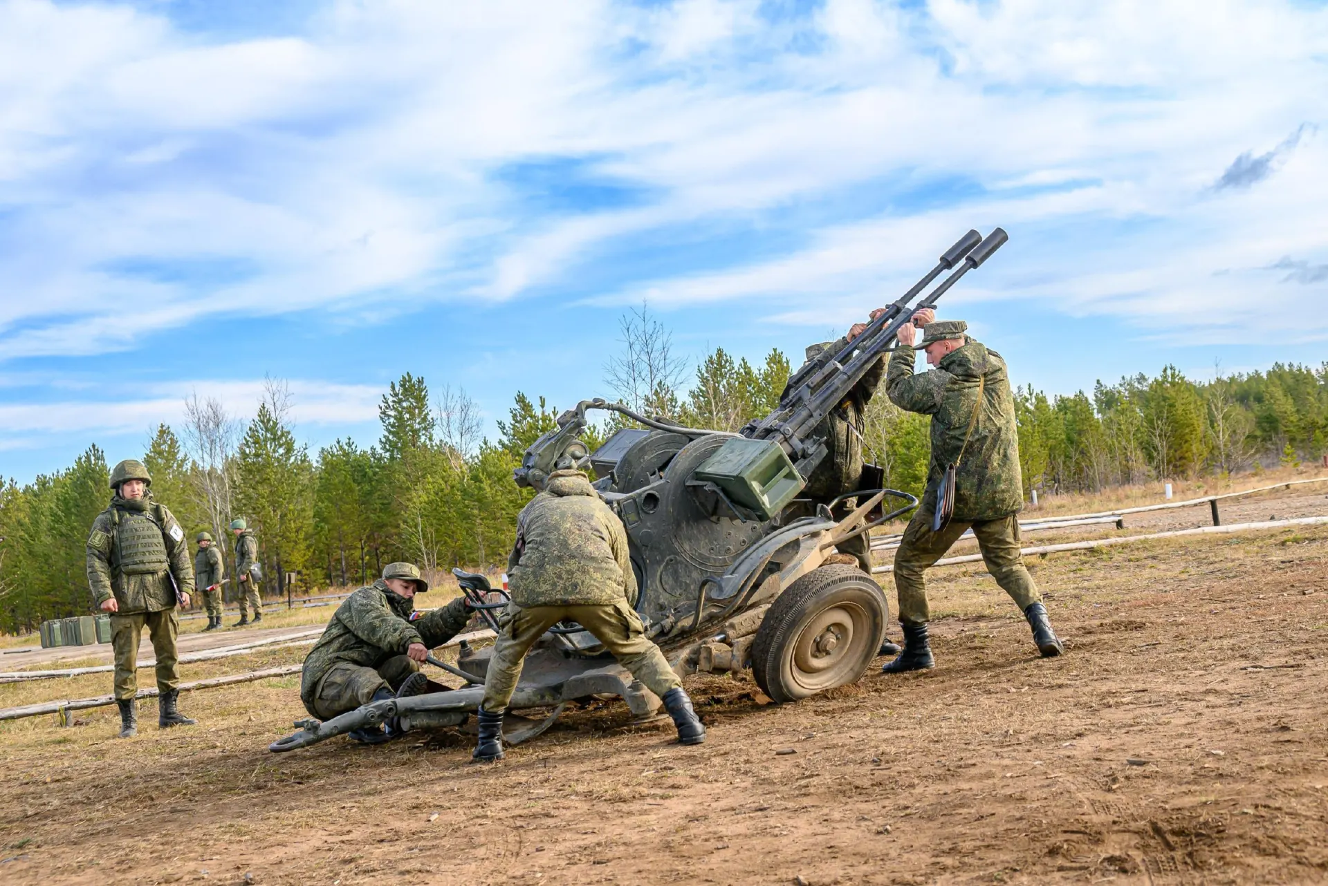 Число военнослужащих в России вырастет на 15,5 тысячи человек согласно подписанному указу.