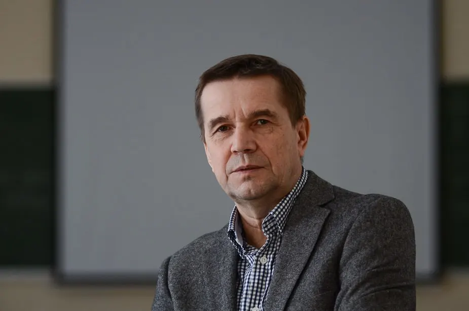 Суд Коми вынес приговор Николай Зюзев к семи годам колонии по обвинению в госизмене; по данным ФСБ, он реализовал проект с участием иностранных организаций и занимался сбором информации по заданиям зарубежных структур.