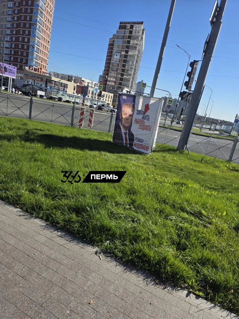 Агитационные материалы остаются возле участков в нескольких регионах: Пермский край, Смоленская область, Новосибирская область, Свердловская область, Московская область, Республика Коми и Алтайский край.