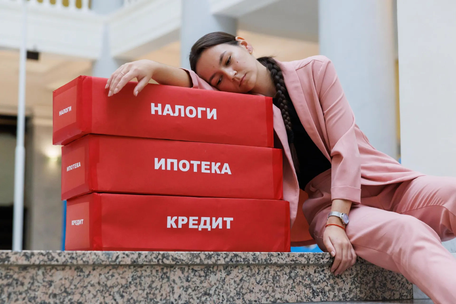 В рамках бюджетного планирования на три года обсуждаются конкретные налоговые меры и их влияние на население и бизнес.