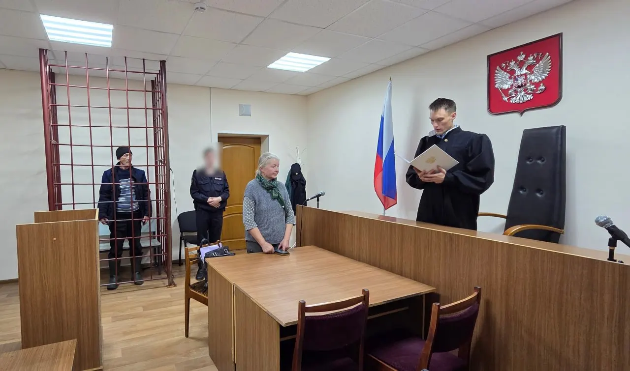 Печорский городской суд 21 сентября отправил под домашний арест Эдуарда Логинова, обвиняемого в покушении на поджог крыльца запасного входа в дом культуры, где находится избирательный участок. По версии следствия, 19 сентября он был в состоянии алкогольного опьянения и облил крыльцо горючей жидкостью.