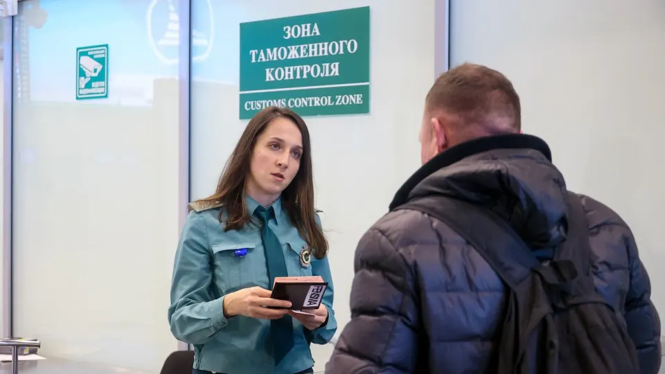 Правительство вводит строгие ограничения на вывоз физического золота и наличных рублей за рубеж: более 100 граммов золота в слитках и наличных более 10 тысяч долларов запрещены; усилен контроль за документами и обменом валют.