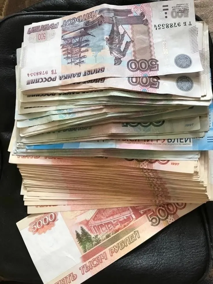 Депутат Госдумы предложил ввести годовую премию, часто называемую 13-й зарплатой, сначала для работников бюджетной сферы, затем для всех работающих россиян.