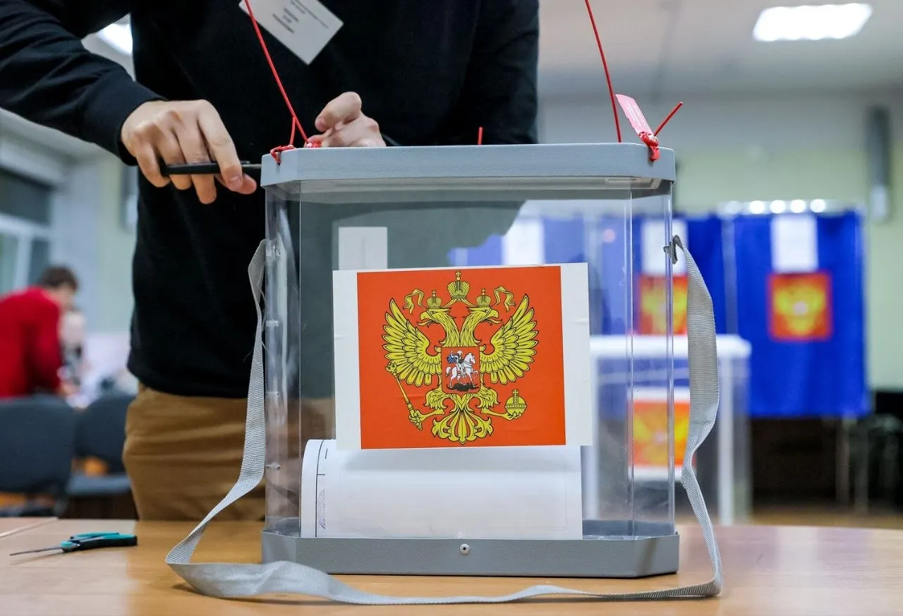 Сводка предварительных результатов экзит-полов по итогам второго дня выборов: лидерство партий, проценты и потенциальные тренды.