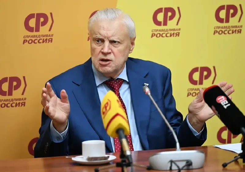 Лидер Справедливой России Сергей Миронов рассказал о причинах снижения поддержки и уточнил, что продолжает управлять партией удалённо через видеосвязь, а также назвал факторы негативного влияния на кампанию.