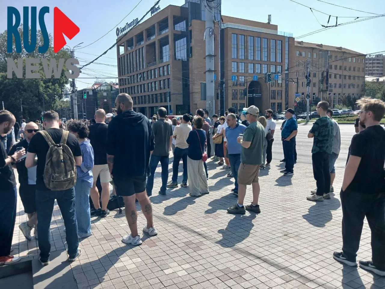 У посольства России в Ереване к полудню собрались около тысячи человек; рядом проходит митинг.