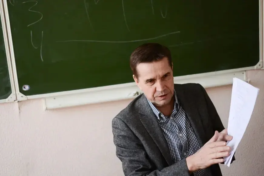 Философ Николай Зюзев осуждён за государственную измену; ранее он планировал онлайн-образовательный центр для коренных народов и финно-угорской культуры, что власти расценивают как подрыв суверенитета.