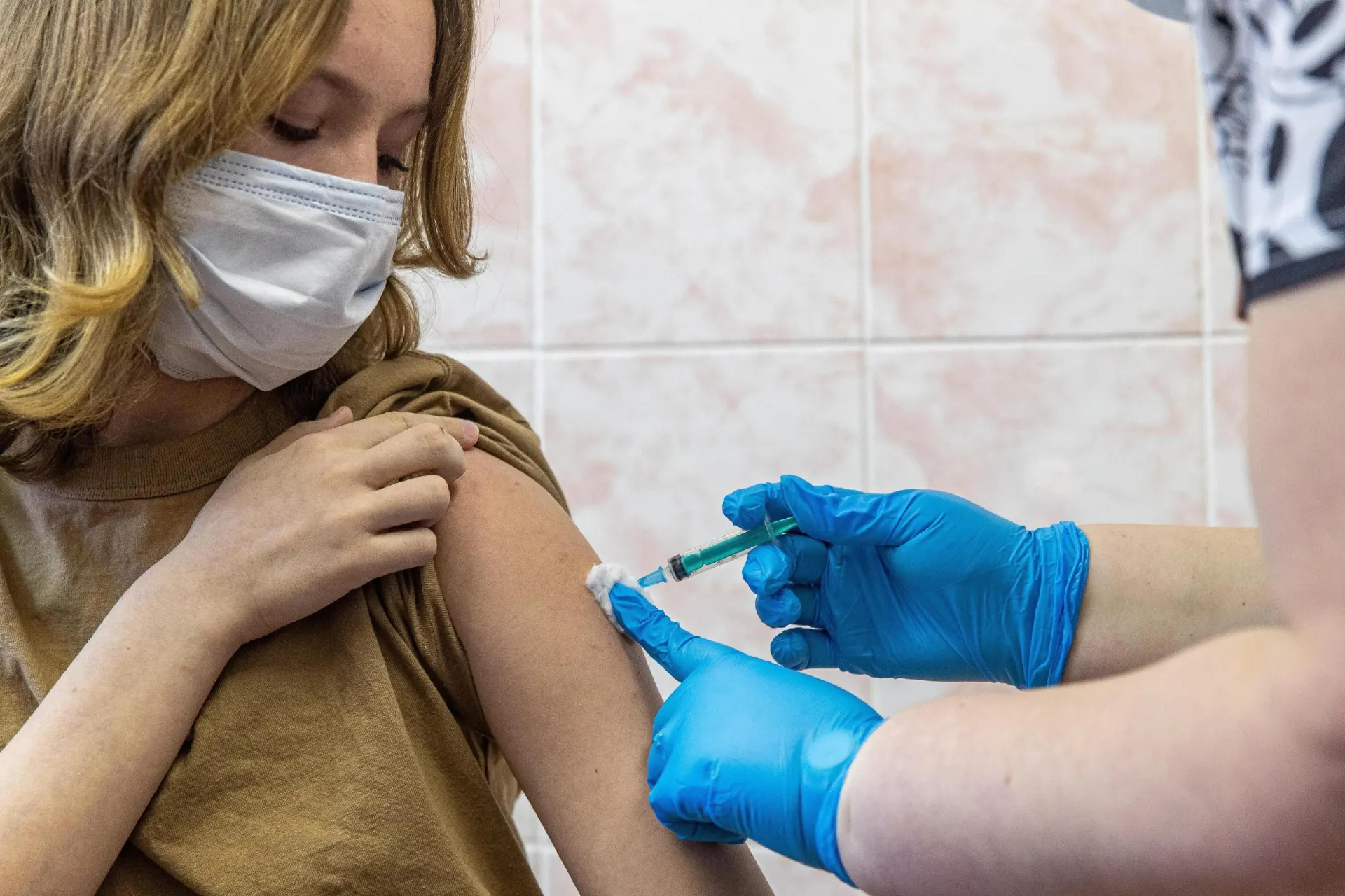 Правительство объявило дату начала вакцинации против вируса папилломы человека для девушек.